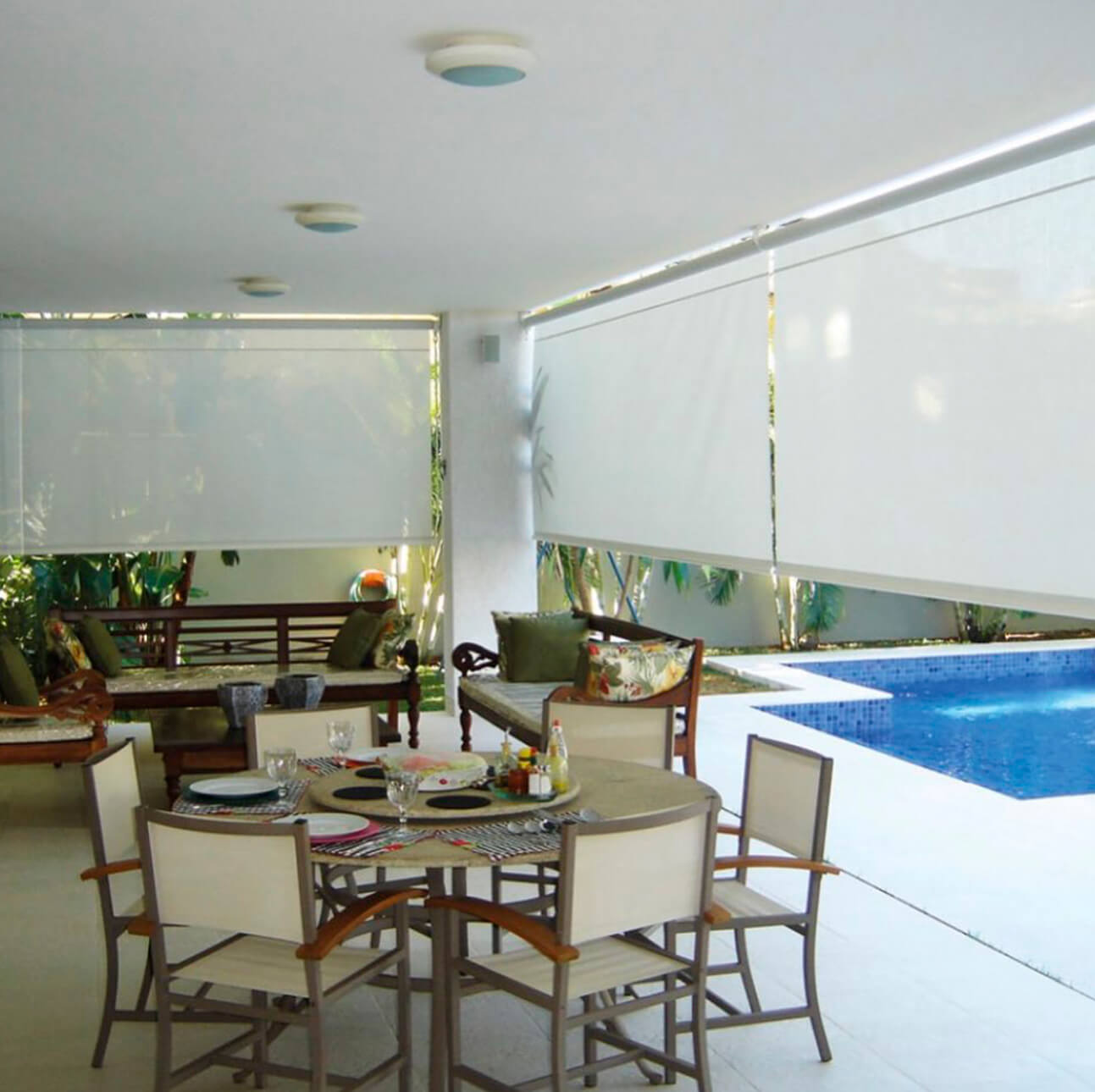 Cortina rolô em varanda gourmet com piscina ao fundo